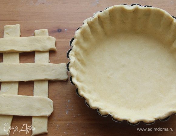 1/3 часть теста раскатать в пласт, нарезать на полоски (для решетки). 2/3 части теста раскатать и поместить в форму для пирога.
