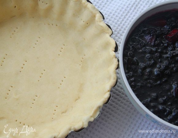 Тесто в форме наколоть вилкой. Начинка готова и полностью остыла.