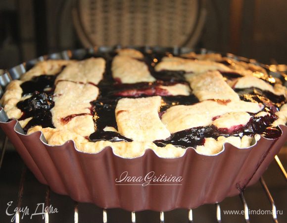 Выпекать при 200°С 10 минут, затем при 180°С еще 40 минут (ориентируйтесь по своей духовке!).