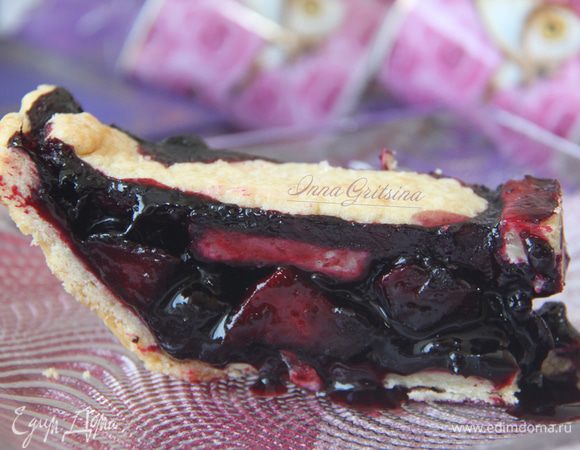 Дать пирогу полностью остыть, поставить для охлаждения в холодильник. 
Вот так выглядит пирог в разрезе.