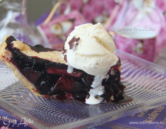 Подавать черничный пирог с шариком ванильного мороженого. Приятного чаепития!