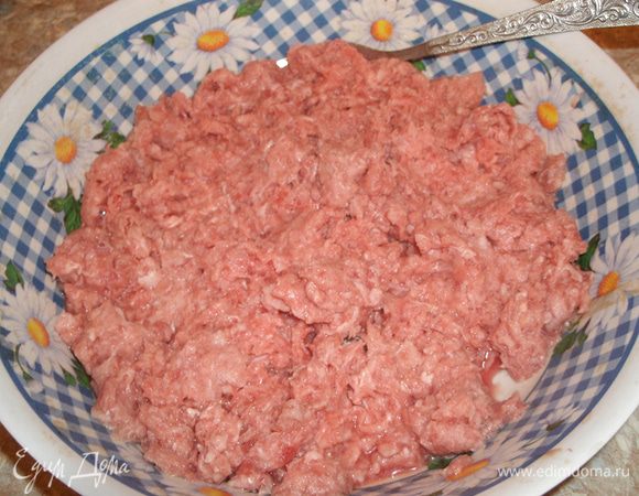 Традиционно для фарша у нас брали смесь свинины и говядины. Бабушка долго держала домашнюю скотину, большую семью надо было кормить. И готовили обычно из того, что сами вырастили. 
Подготовим мясную часть фарша: солим, перчим, добавляем пару столовых ложек воды, чтобы фарш стал более мягким и «рассольным». 