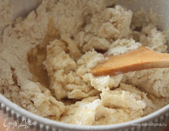 Когда бОльшая часть теста схватится, добавьте растительное масло и окончательно вымесите тесто. Тесто получается достаточно влажным и может показаться, что оно требует еще муки. Но я не рекомендую добавлять дополнительно больше, чем 1 — 1,5 ст. л., потому что тесто может потерять пластичность и получится «резиновым».