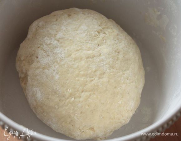 Готовое тесто накройте чистым полотенцем и оставьте на 10 минут, чтобы оно немного остыло. После чего оберните пищевой пленкой и дайте ему отдохнуть еще полчаса.
Для приготовления начинки измельчите в блендере лук вместе с зеленью до однородной кашицы и вмешайте в фарш, добавив соль.