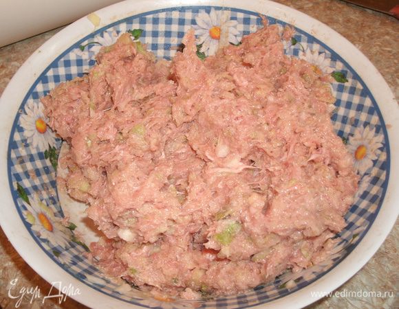Смешиваем мясную часть фарша с капустой. 