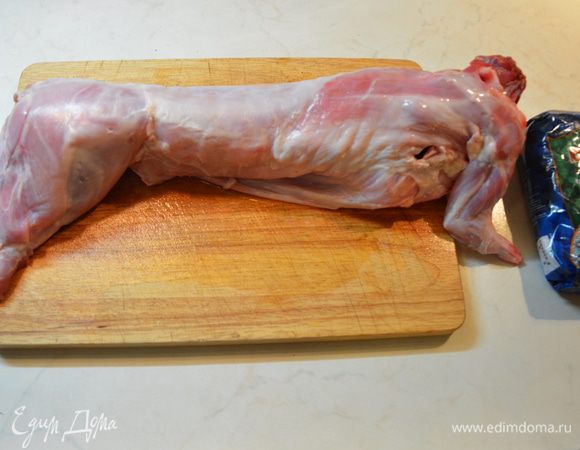 Кролика помыть и просушить бумажным полотенцем.