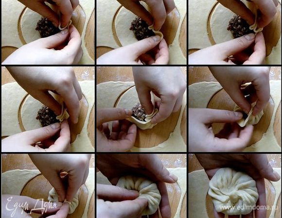 Аккуратно приподнимите тесто с одной стороны и зажмите между двумя пальцами, чтобы образовалась складочка. Эта рука будет у нас удерживать готовые складки (мне удобнее делать это левой рукой). А вот второй рукой мы продолжим складки формировать. Получившиеся складки мы плотно-плотно прижимаем друг к другу. Когда будет сделана последняя складочка, сформируйте из них хвостик и как бы прокрутите его в сжатом состоянии в направлении складывания теста.