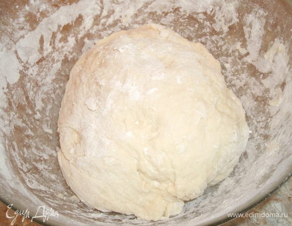 Замешиваем тесто. Соль растворяем в воде, вбиваем яйцо. Добавляем просеянную муку и вымешиваем тесто. Муки может понадобиться чуть больше или меньше, в зависимости от ее сорта и марки. 
