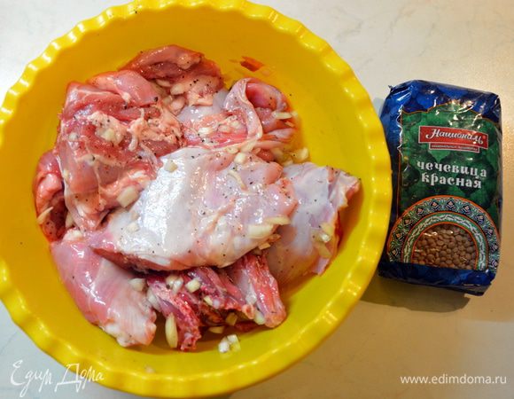 Разделать на крупные куски. Посолить, поперчить, добавить мелко нарезанный лук, перемешать. Мариновать 20 — 30 минут.