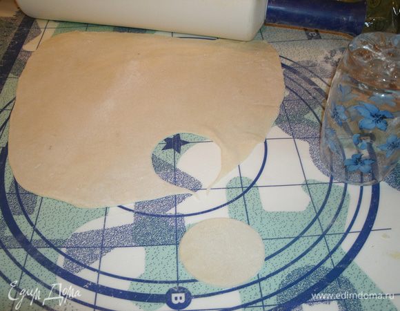 Тесто раскатываем в пласт, подсыпая при необходимости муку. 
У нас в семье было довольно четкое распределение труда. Сочни из теста всегда раскатывал папа, у него это получалось очень ловко и быстро. Это сейчас мы маленькие сочни раскатываем, а он делал их размером во весь стол, и всегда они у него получались ровными, одинаковой толщины посередине и по краям, в меру мучные.  