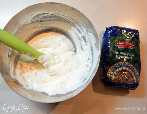 Для соуса: смешать сметану, куриный бульон (можно воду), муку, раздавленный чеснок, мелко рубленную зелень, тимьян. Все перемешать.