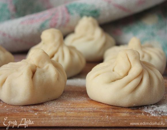 Очень тщательно зажимайте хвостик из складок! Иначе во время варки, хинкали могут раскрыться и внутрь попадет вода.
Готовые хинкали отправляйте на присыпанную мукой доску под полотенце, пока не слепите достаточное количество. Если выложить их на поверхность без муки, они могут прилипнуть и порваться при переносе их в кастрюлю.