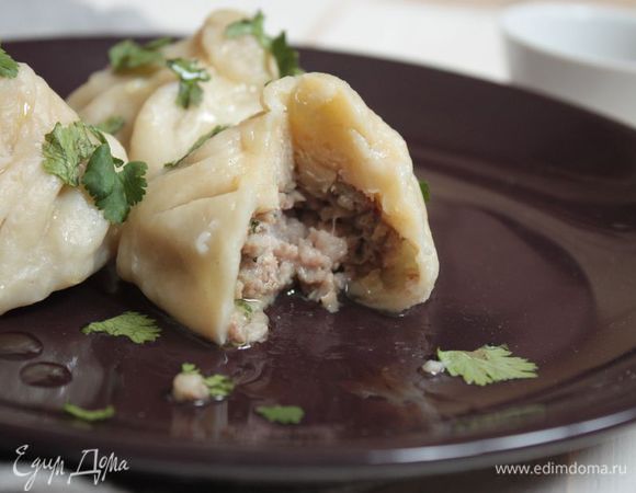 Отваривайте хинкали в подсоленной воде: как только вода закипит, аккуратно опустите в нее хинкали, дождитесь, пока вода закипит вновь и варите еще 7 — 10 минут после закипания. Следите, чтобы они не прилипли ко дну или стенам кастрюли, а также друг к другу! Чтобы этого избежать, берите большую кастрюлю и не варите много хинкали за раз.

В Грузии готовые хинкали традиционно подают к столу без добавок, иногда посыпая их свежемолотым черным перцем. Едят хинкали руками, без столовых приборов, придерживая за хвостик из теста. И, конечно же, не забудьте про горячий вкусный сок внутри хинкали - не обожгитесь!
Я предпочитаю дополнительно полить их ароматным маслом и посыпать зеленью. 