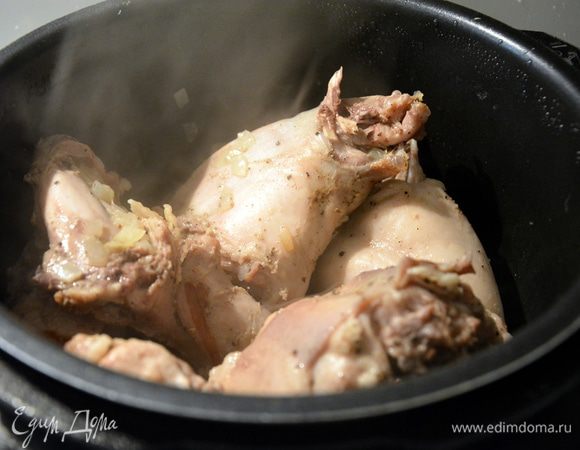 Выпекать кролика в режиме «Выпечка», 15 минут (с открытым клапаном).