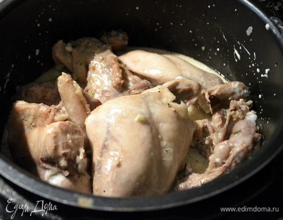 Выключить режим, добавить соус, перемешать. Готовить в режиме «Тушение», 40 минут.