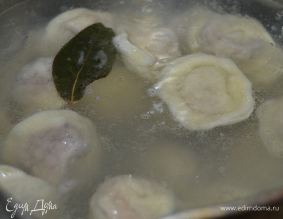 Пельмени отвариваем в подсоленной воде с добавлением лаврового листа. 
И здесь у папы тоже была своя хитрость. Опускаем пельмени в кипящую воду, даем им закипеть, а когда они «забурлят», вливаем полстакана холодной воды. Снова даем закипеть до бурления, и снова вливаем воду. Повторяем «вливание» трижды, даем закипеть и вынимаем пельмени шумовкой. А потом за столом торжествуем, если вместе с пельмешками в тарелке оказался лавровый листочек — ждет удача этого счастливчика, радостная весть. 
Приятного аппетита! И спасибо, что выслушали мою семейную историю! :)