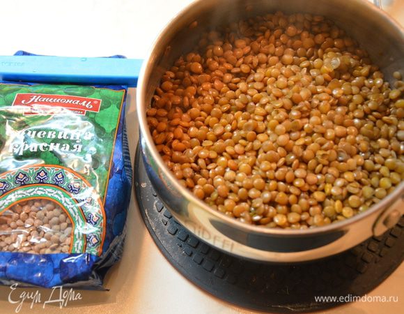 Чечевицу ТМ «Националь» отварить согласно инструкции на упаковке. Мне она показалась жестковатой и я добавила 1/4 стакана куриного бульона и варила до готовности. Куриный бульон — это бульон из курицы. :)
