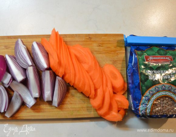 Морковь нарезать колечками, лук нарезать крупно.