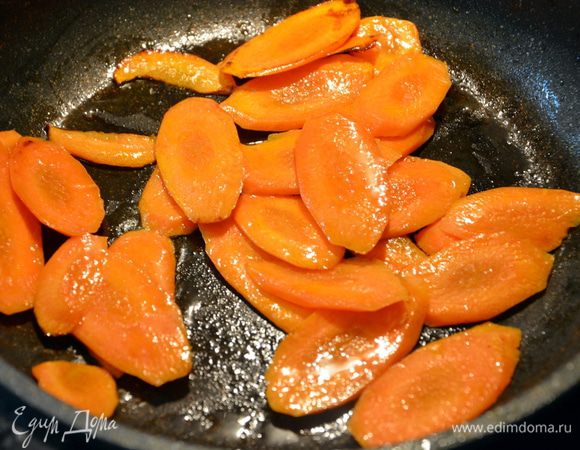 Овощи слегка обжарить на растительном масле.