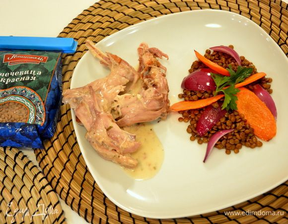 Смешать овощи с чечевицей и подавать к кролику, поливая сметанным соусом. Приятного вечера.