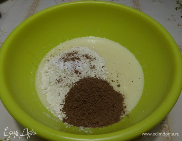 Добавляем просеянную муку, разрыхлитель, ванилин и какао-порошок.