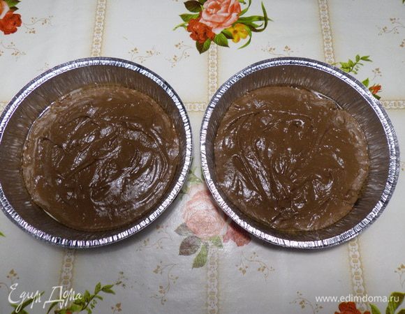В смазанные маслом формы выкладываем приготовленное шоколадное тесто.