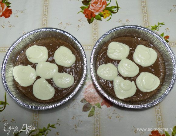 Поверх шоколадного теста выкладываем творожную добавку.