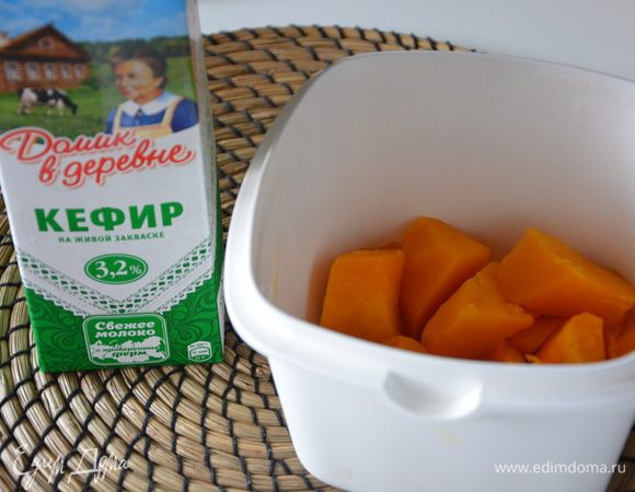 Тыкву почистить, нарезать и выпекать до мягкости. Я делаю это в микроволновой печи: 10 — 12 минут на максимальной мощности под крышкой.