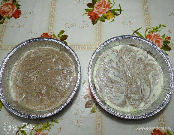 Перемешиваем с помощью вилки или шпажки. Помещаем формы в разогретую духовку.