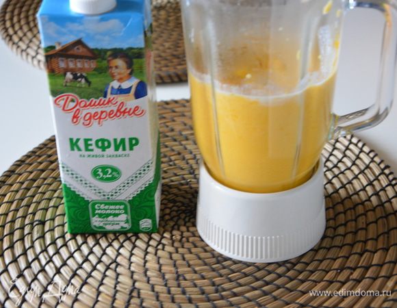 Добавить кефир кефир 3,2% «Домик в деревне» и взбить блендером до однородного состояния.