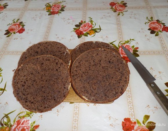 Полностью остужаем испеченные коржи. Разрезаем каждый корж на 2 части. Получается 4 коржа.
