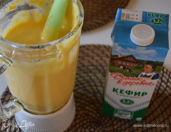 Добавить яйцо, сахар, растопленное сливочное масло, просеянную муку с солью, взбить.