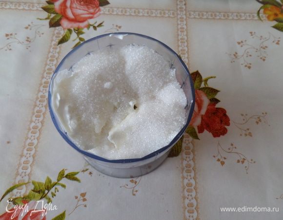 Готовим творожный крем. В чашу блендера выкладываем 170 г творога, 150 г сметаны и 100 г сахара.