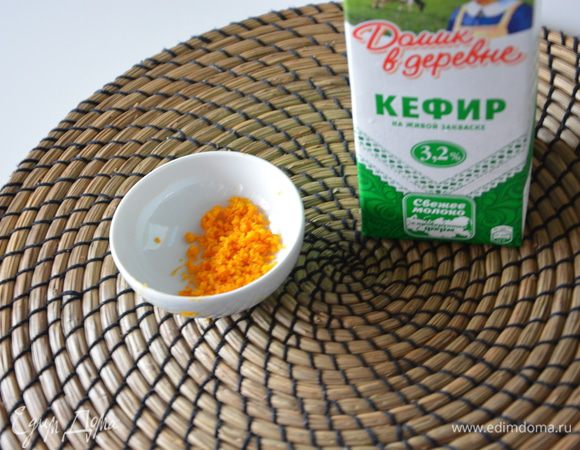 Добавить цедру 1 апельсина и соду. Перемешать. 