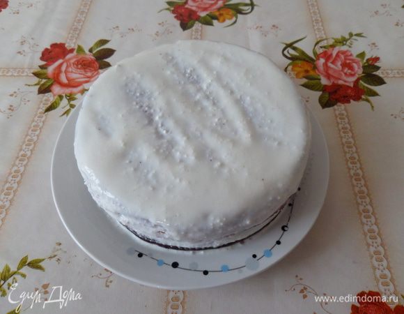 Собираем пирог-торт, выкладывая коржи друг на друга и промазывая их кремом. Выкладываем крем и равномерно распределяем на верхнем корже и по бокам пирога-торта. Пирог ставим в холодильник на 2 часа.