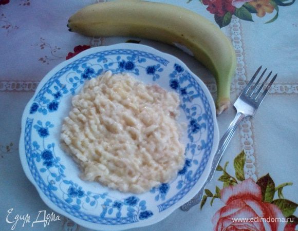 Банан очищаем и разминаем вилкой.