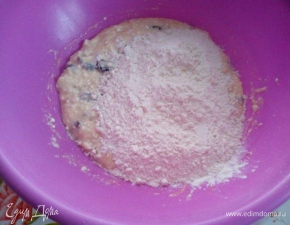 Добавляем просеянную муку и разрыхлитель теста.