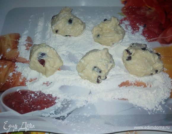 На разнос, припудренный мукой, выкладываем небольшие порции теста. Обваливаем в муке. 