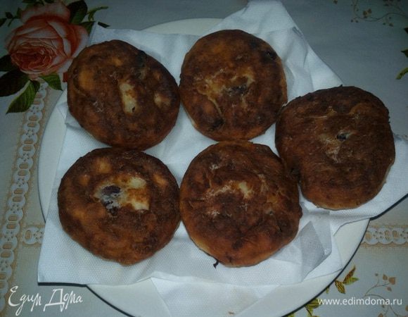 Выкладываем сырники на салфетку, убирая лишнее масло.