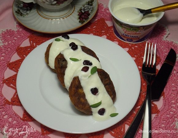 Подаем сырники со сметаной.