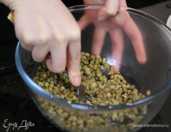 Размять вилкой отварной маш ТМ «Националь».