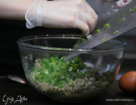 Смешать маш, перец, лук, яйцо, приправы и панировочные сухари.