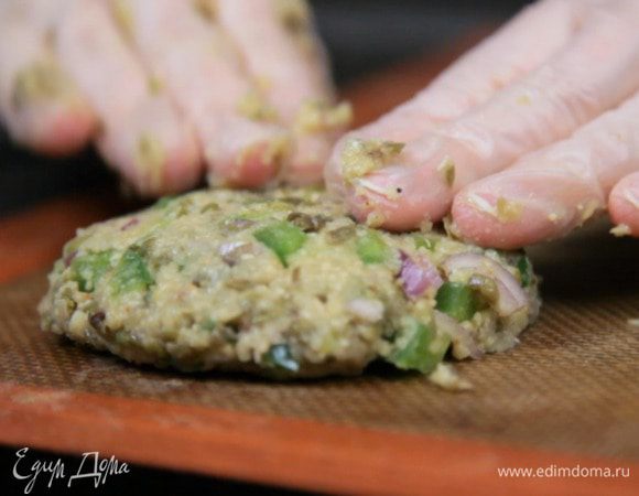 Сформировать котлеты и выложить на противень.