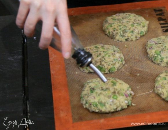 Полить небольшим количеством масла и запекать в духовке 10 минут при температуре 190°С. Также котлетки можно просто обжарить с двух сторон на сковороде.