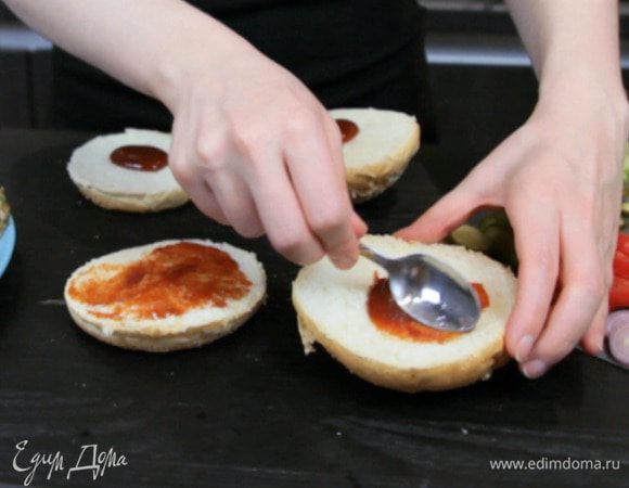 Смазать булочки соусом.