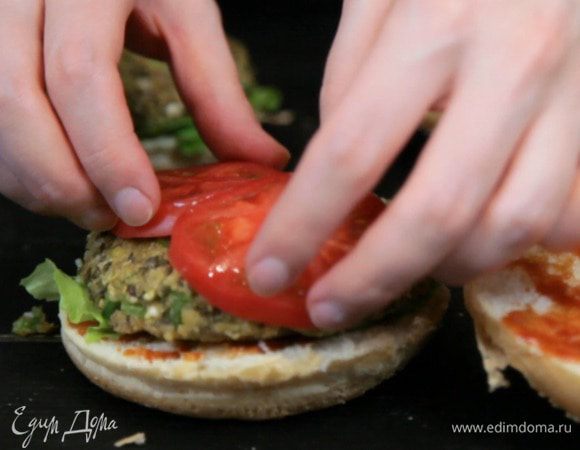 Сверху котлету и помидор.