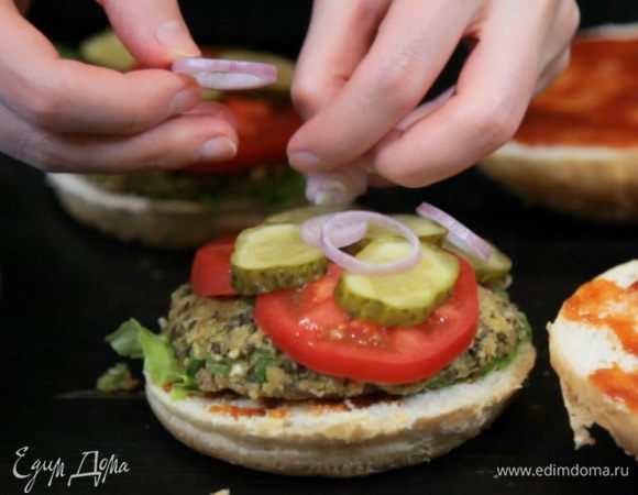 Затем огурчики и лук.