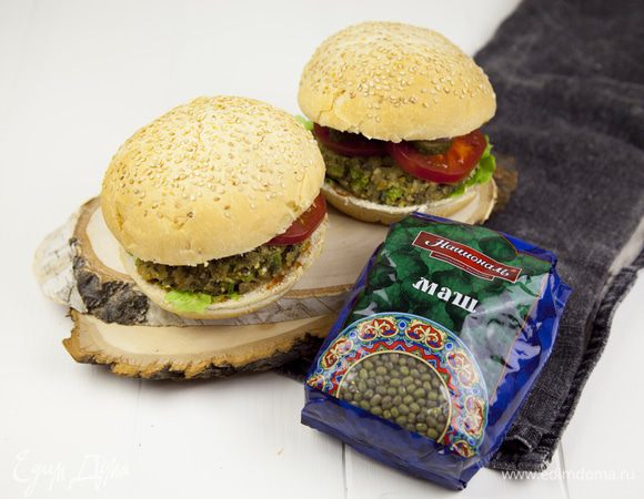 Накрыть второй половинкой булочки и бургер готов.