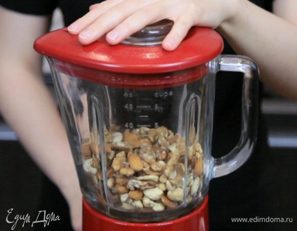 Измельчить орехи или порубить ножом. Нам не нужно смалывать их в крупу, просто немного измельчить.