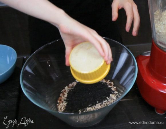 В миску насыпать гречку ТМ «Националь», кунжут и семечки.